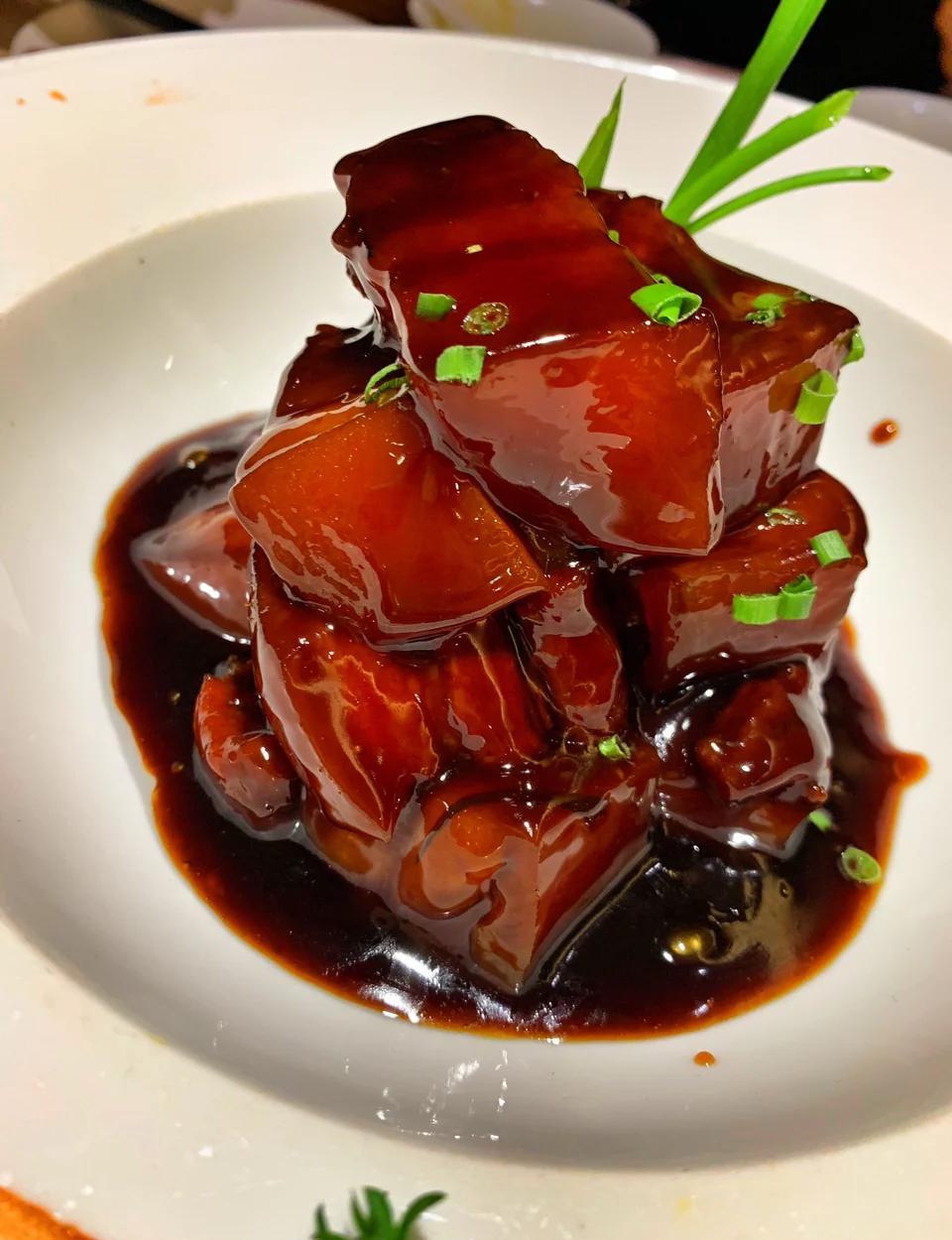 寻味上海，来魔都打卡老本帮菜攻略！
酌三旬上菜菜餐厅
美食推荐：
1、不许剩饭红