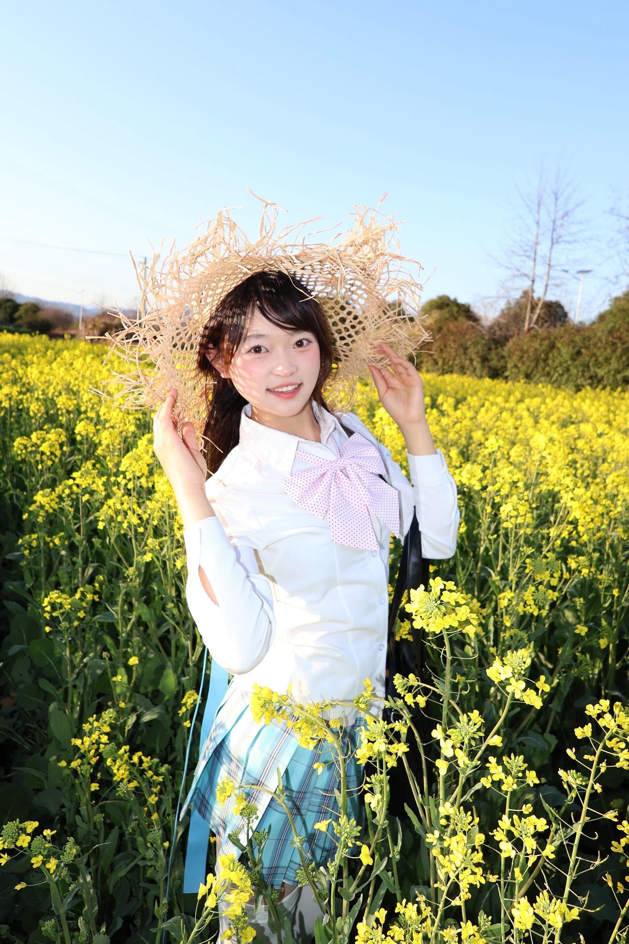 置身油菜花海。