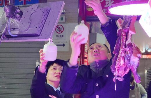 【直击现场！#合肥开展关闭生鲜灯排查行动#】灯一开，肉类、果蔬、水产品即刻“鲜亮