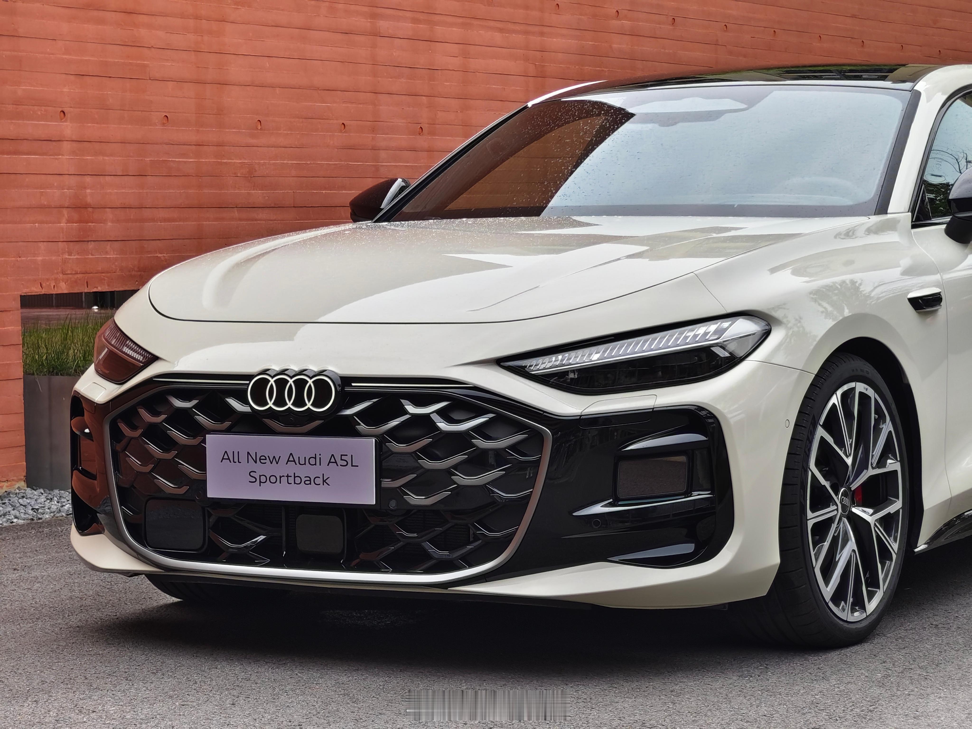 上汽奥迪A5L Sportback关注度非常之高了工作日我们拍摄都有不少人来围观