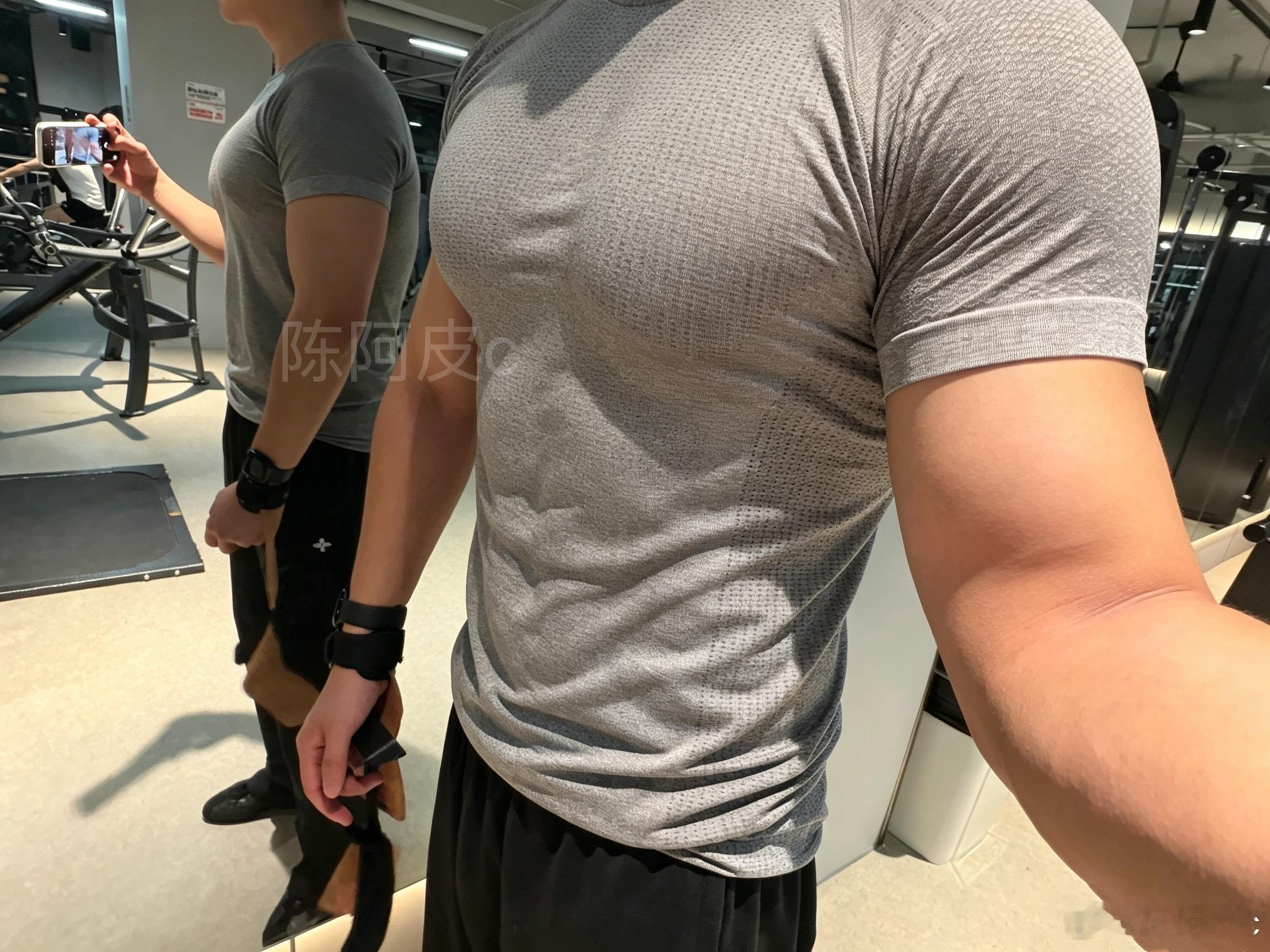 试衣间里面怎么还有一个人 ​​​