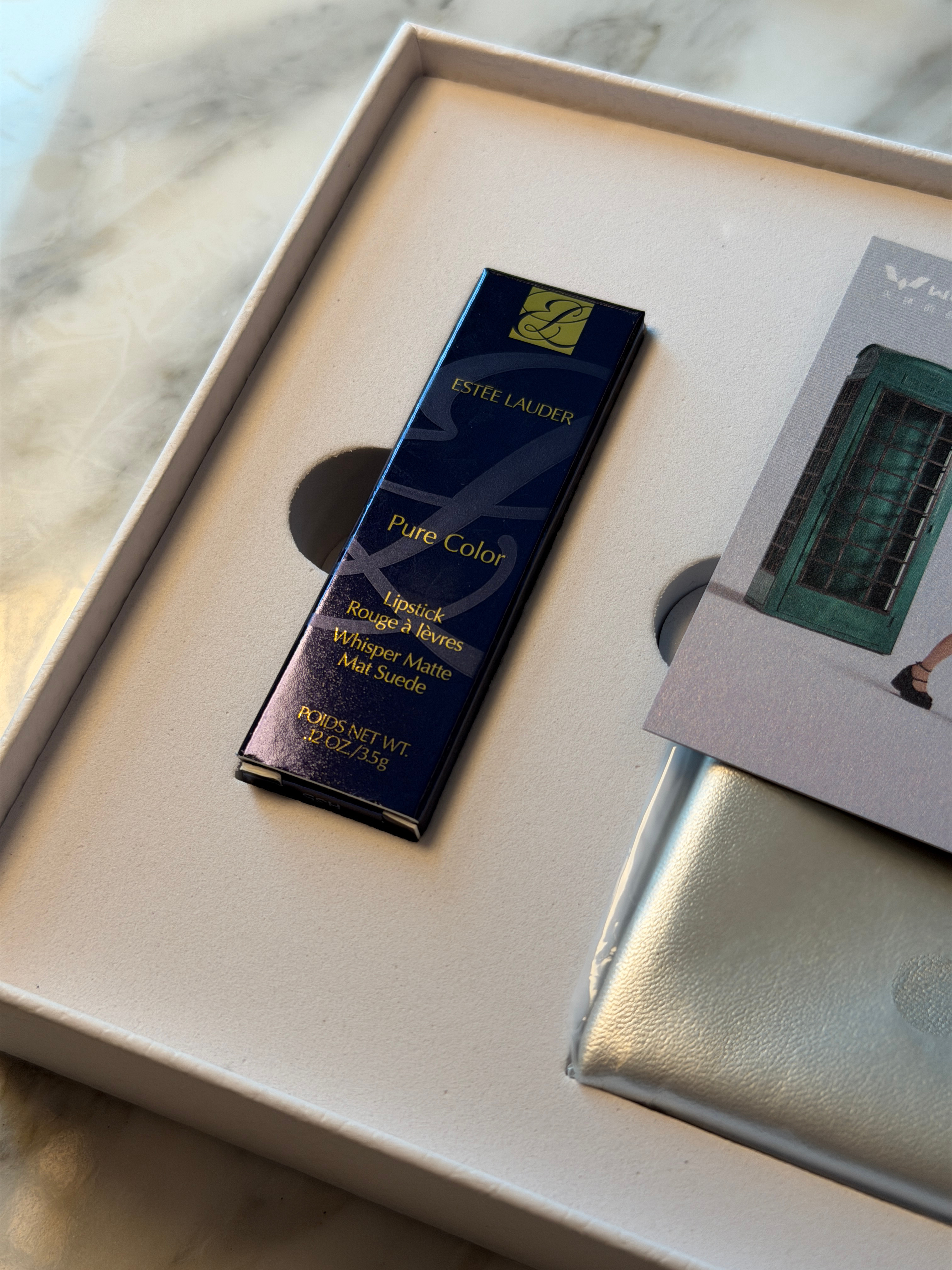 给咱家女粉儿抽个雅诗兰黛小金管唇膏口红色号是599～关注评论点赞就行！看看谁幸运