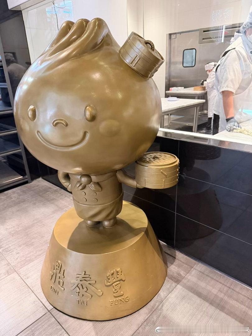 好久没来吃鼎泰丰了，儿子说想吃，就早早来了想着两点多来排晚饭总是没问题的结果人家