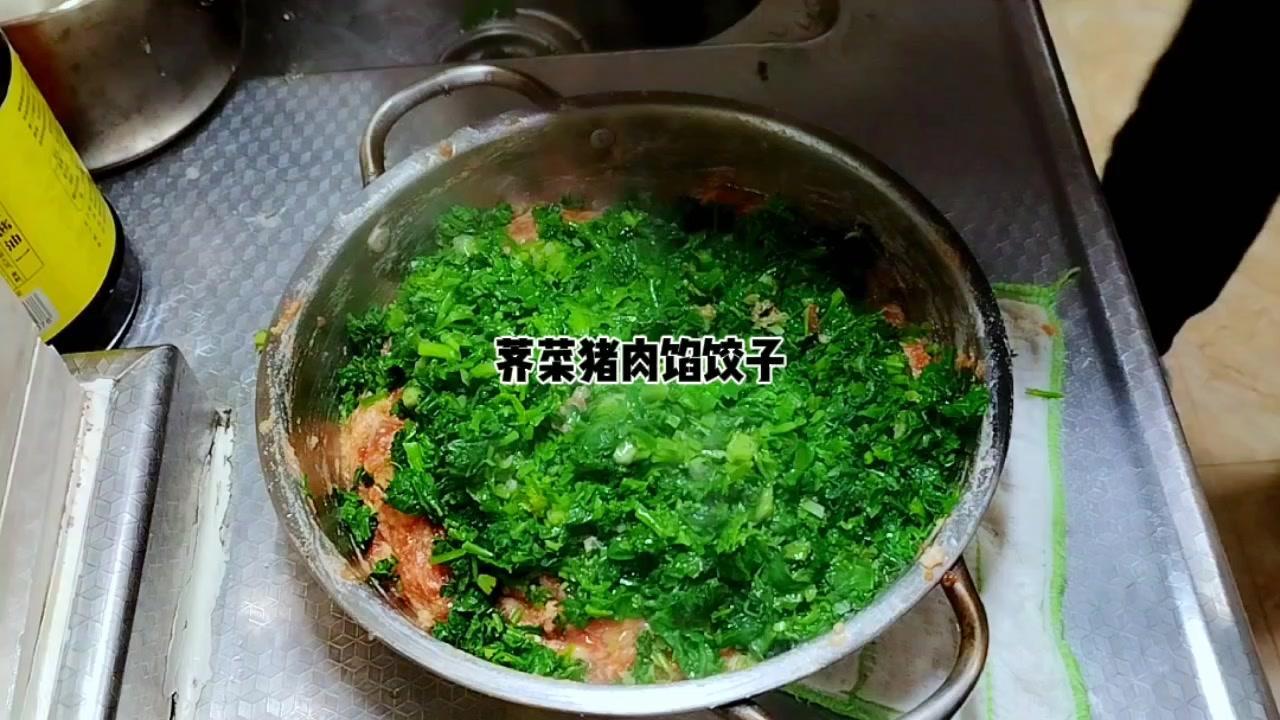 荠菜处理：
1️⃣野菜有点难洗，煎着煎着的，多淘洗几道。
2️⃣清洗干净后焯水，