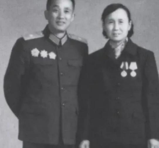 1947年，一名解放军师长，大腿根部受伤住院，这时，一19岁女护士来到他的病房，