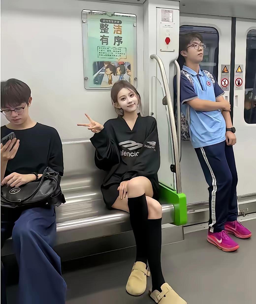 闺蜜给拍的照片很满意，就是旁边这两个人太碍眼了吧[捂脸]