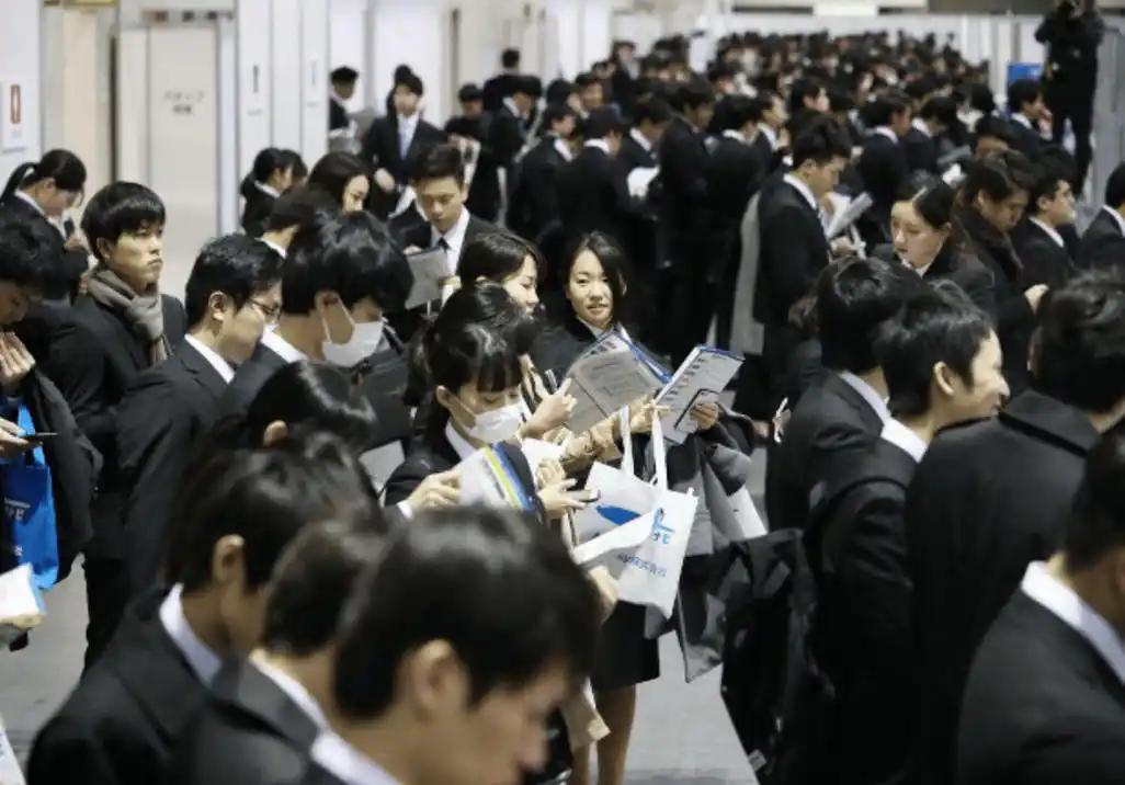 日本在“失去的30年”经济低迷下，为何能维持98%以上的就业率？因为日本创造了大