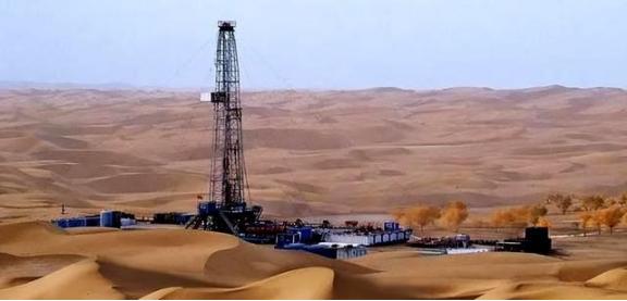 沙漠下面几乎全是石油，我国缺油年年大量进口，那为啥不开采呢？

这片沙漠面积33