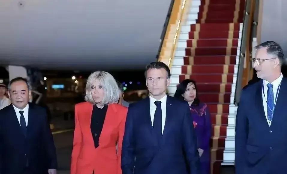 马克龙夫妻懒得装了？这冰冷的两张脸，已经证明，相爱容易，相处难，且行且珍惜！两个