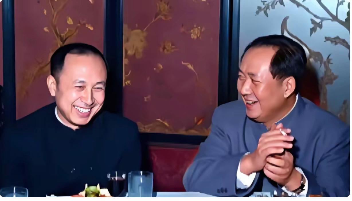 下图是毛泽东和钱学森在饭桌上的一张抓拍照，时间是1964年的农历“小年”这一天，