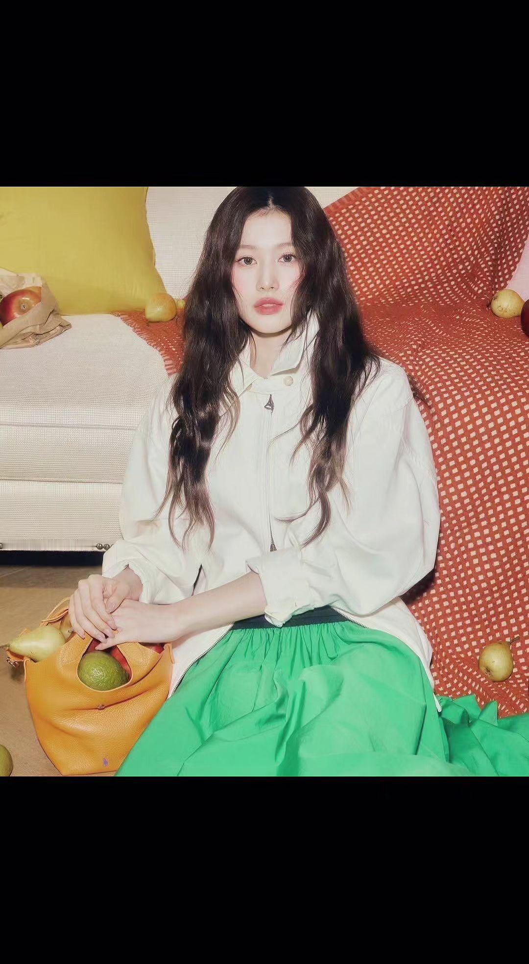 🍐慵懒午后，她把阳光酿成蜜色。白衬衫漫过腰线，绿裙像未拆封的春天💚。沙发上滚
