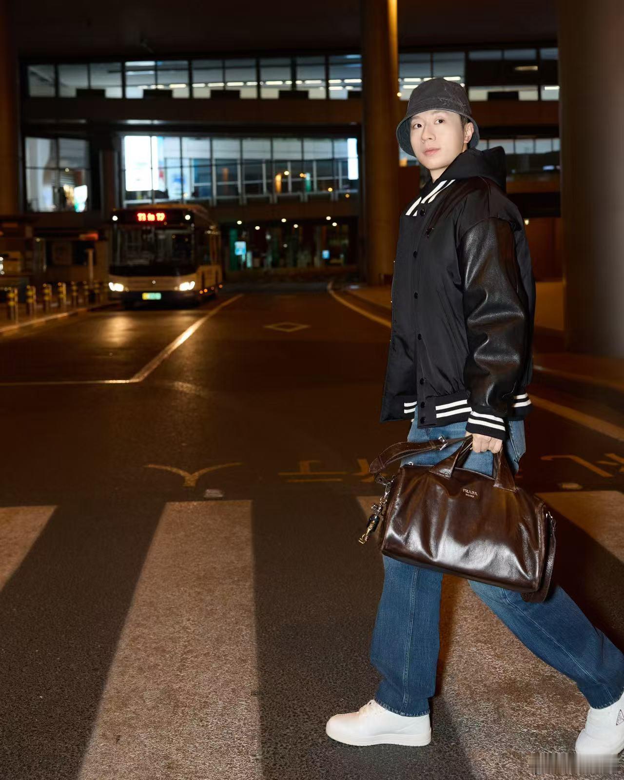 马龙从容街拍 Prada选代言人的眼光，和马龙打球的线路一样精准刁钻。他们看到的