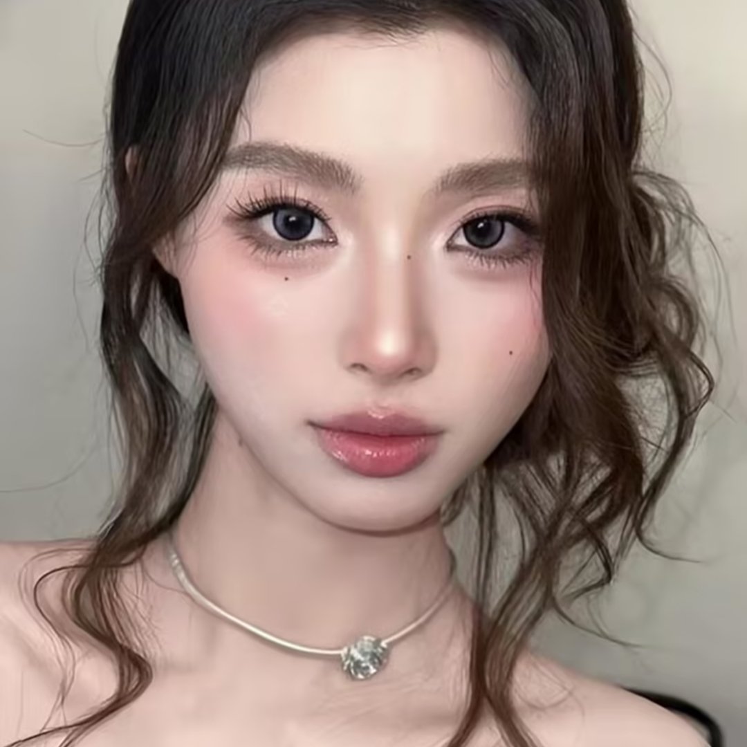粉调幼态纯欲妆温柔破碎感拉满淡粉膨胀腮红铺满面中，氛围感直接拿捏碎钻眼妆，搭配饱