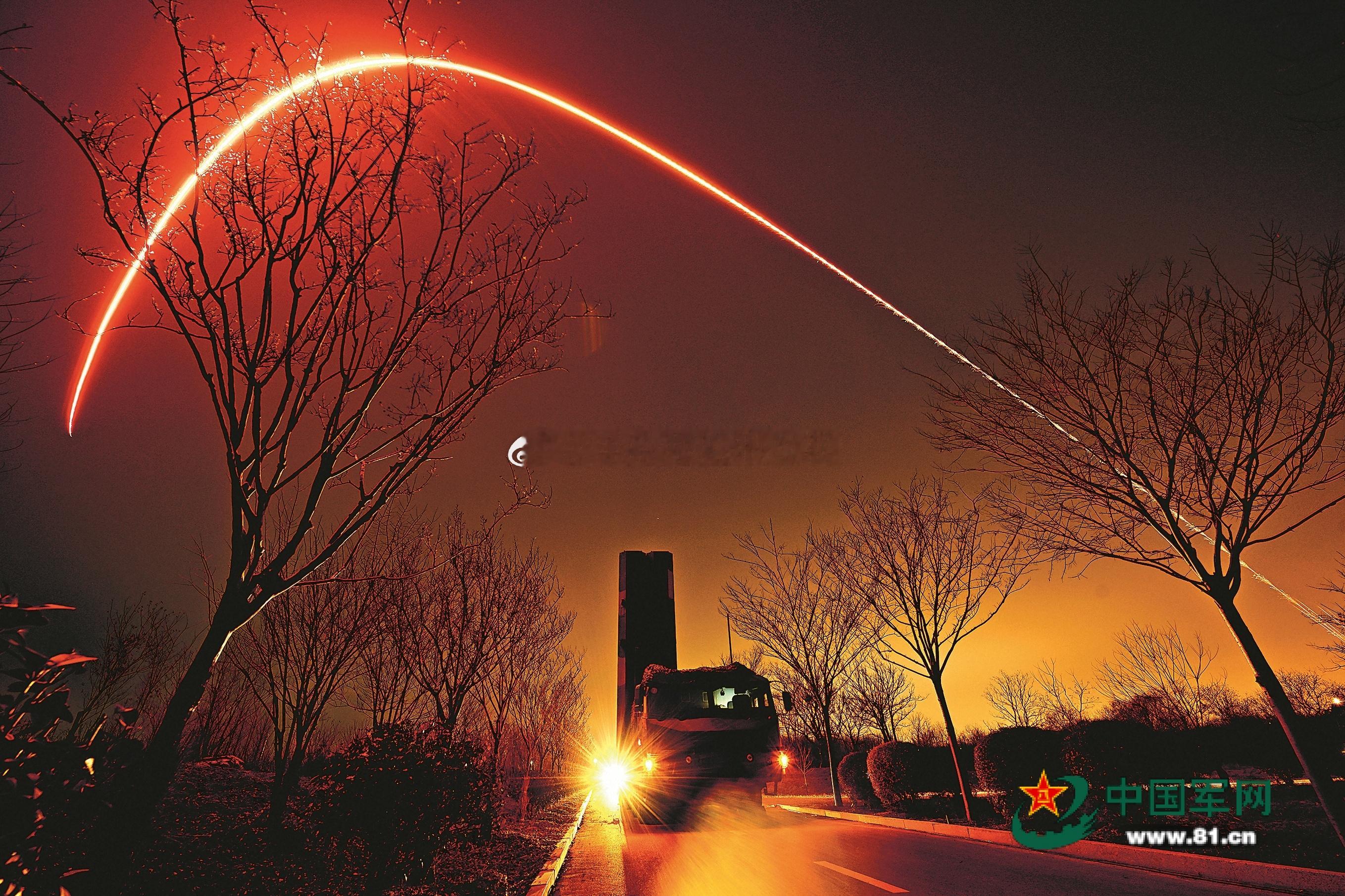 好久没见，DF-100超音速巡航导弹又出镜了、还是长曝光摄影，天上那道大角度拐弯