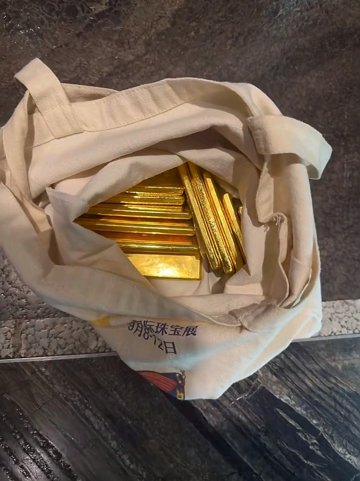 200多克黄金不当面接收快递小哥报警 看似多此一举，其实是职业本能。贵重物品不当