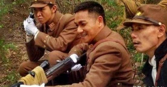 1939年，中国士兵在撤退的时候，被一名万恶的日本军官当活靶子来练枪法。

连杀