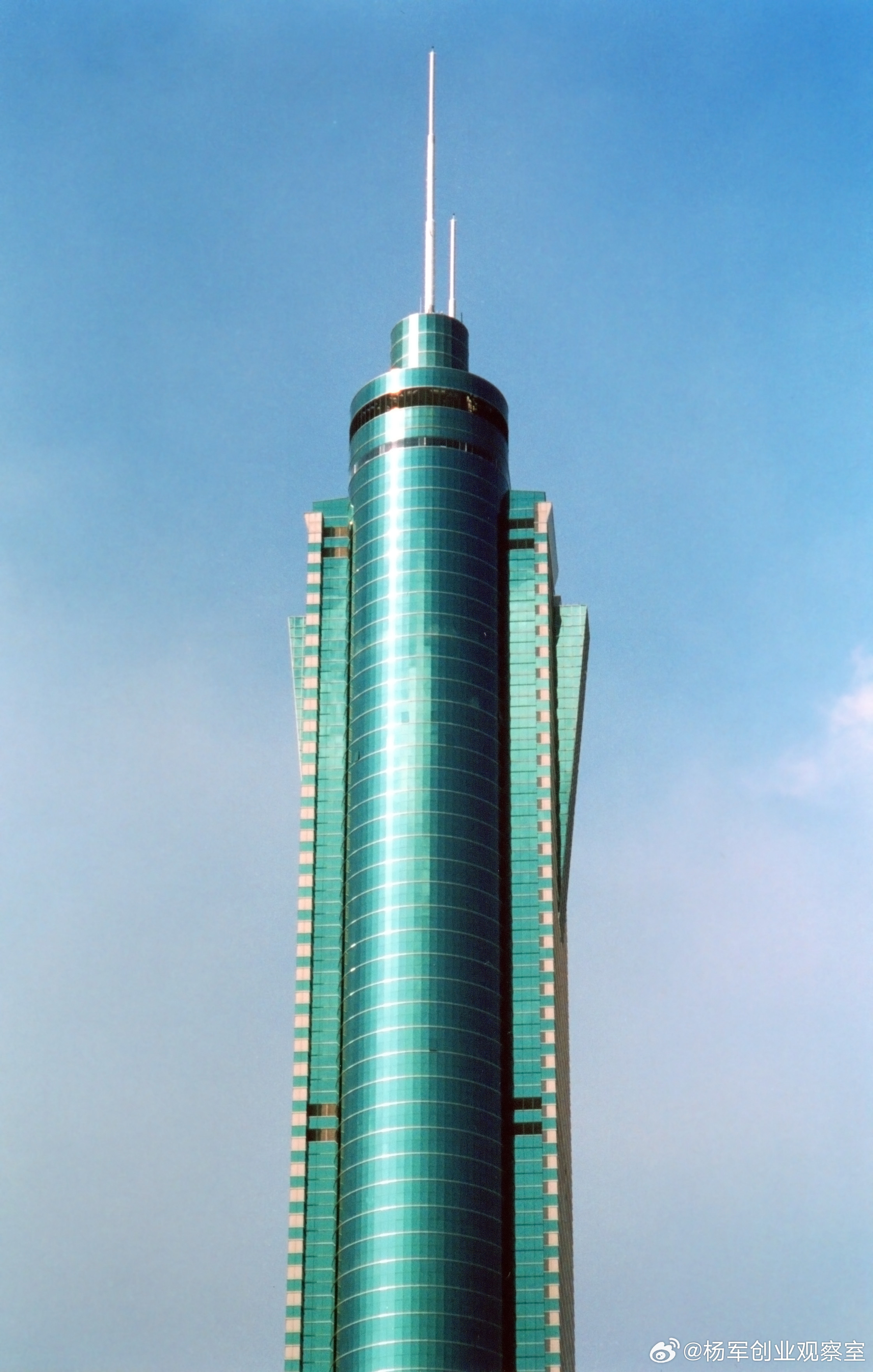 很多老板做股权激励，仅把股权当作“留人工具”，片面且短视。股权的本质，是“利”与