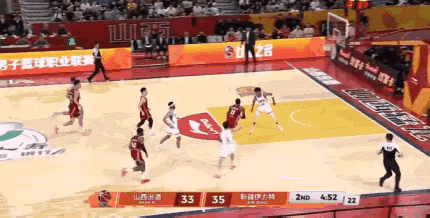 裁判手下留情了，要不然这样的情况，迪亚洛最少又拿一个技犯。
迪亚洛上篮成功后，直