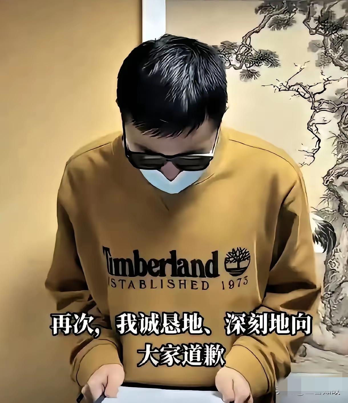 陈宇昕戴着墨镜和口罩道歉，打扮得跟梅超风似的，他穿“二鬼子”的装扮时，可没戴墨镜