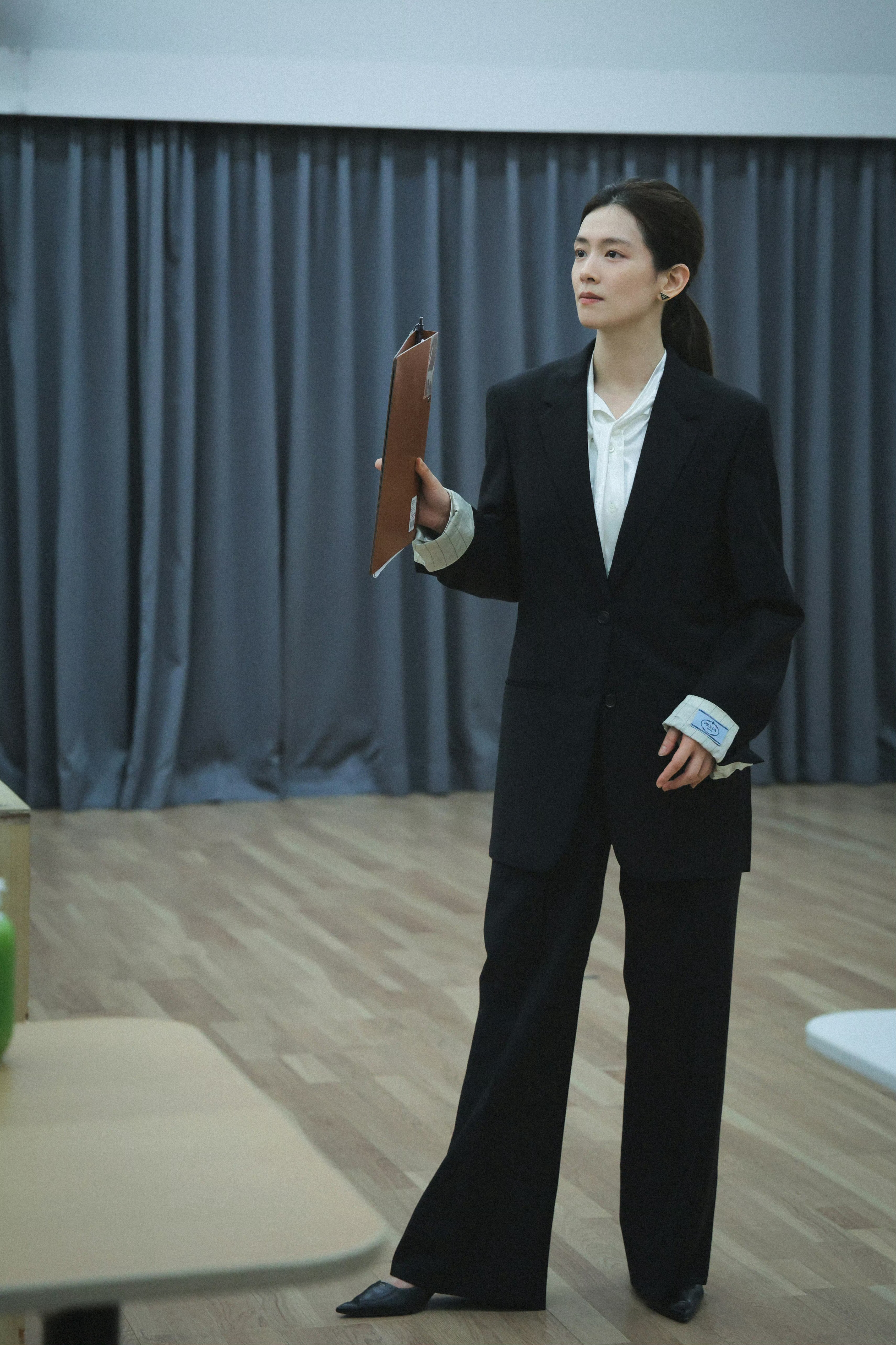 演员陈昊宇接棒威尼斯影后辛芷蕾主演舞台剧《初步举证》，PRADA为品牌大使陈昊宇
