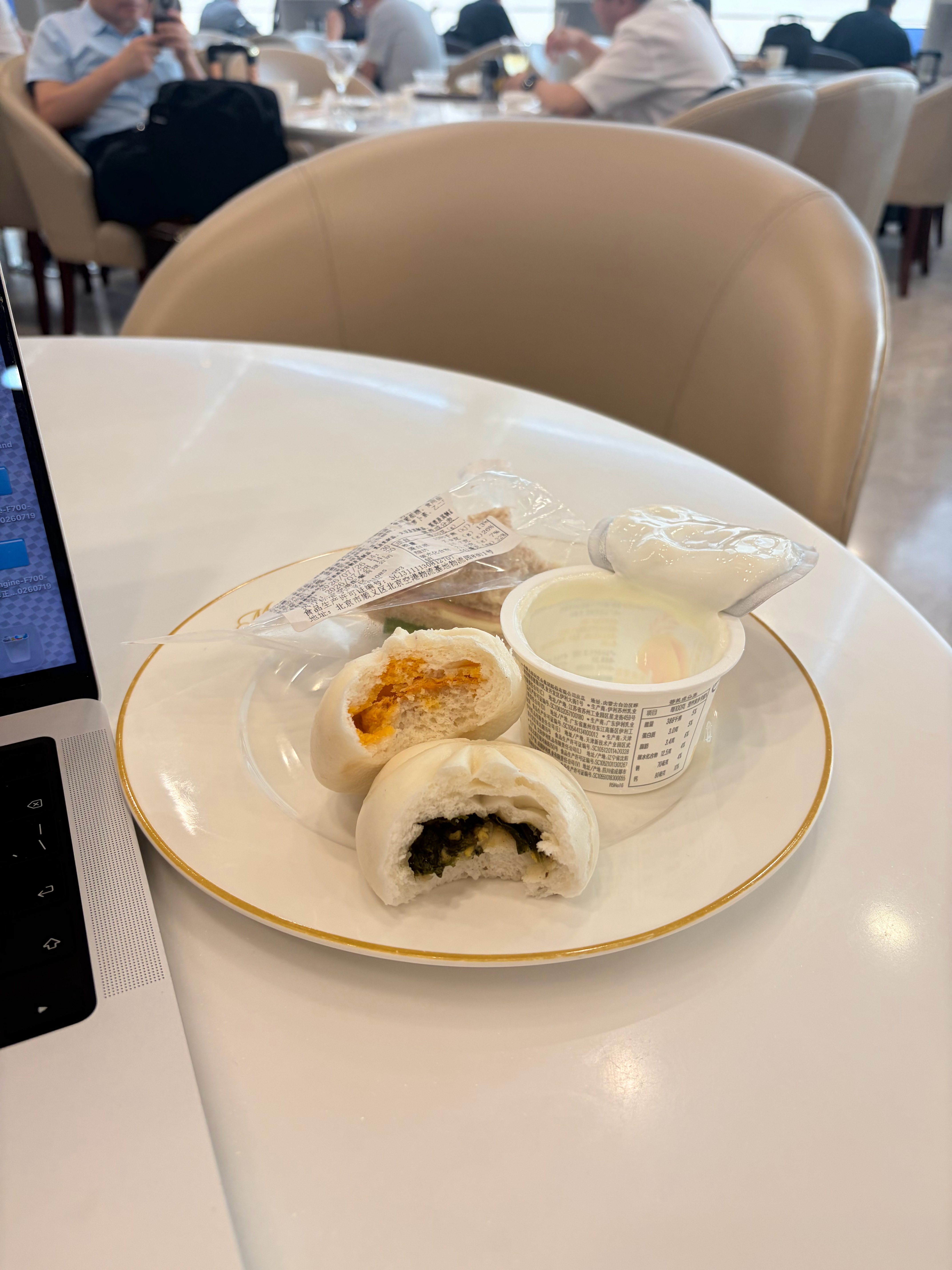 本来说“北京没有美食”这话只是开玩笑但是今天在 T2 航站楼发现东航贵宾室的所有