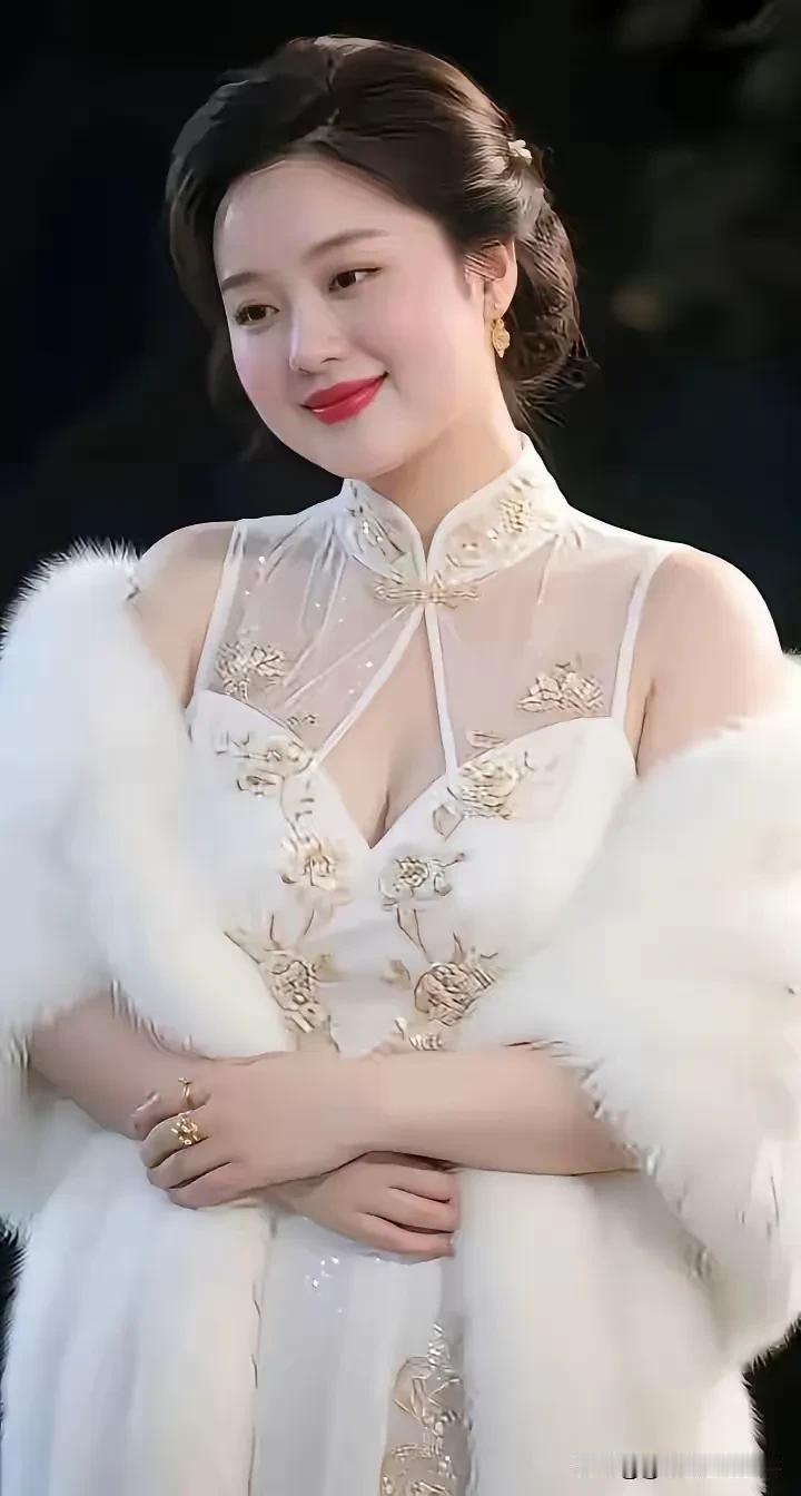 女神美艳实堪夸，雍贵福盈气自华。
貌若天仙花似画，独钟素袂韵无涯。
旗袍外搭衫毛