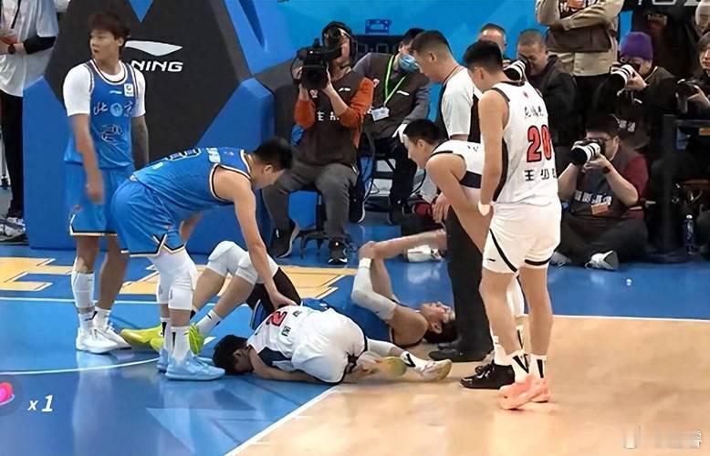 徐杰崴脚下场，还是左踝…他刚刚因为1月24日对阵山西的比赛中崴伤左脚而休战，今天