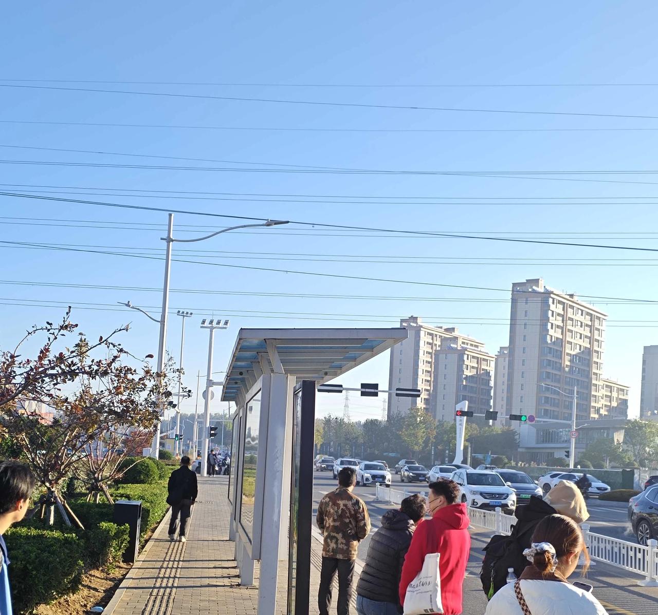 青岛市城阳区环城北路西郭庄社区公交站也安装上候车亭了，只是没有座位，但是有总比没