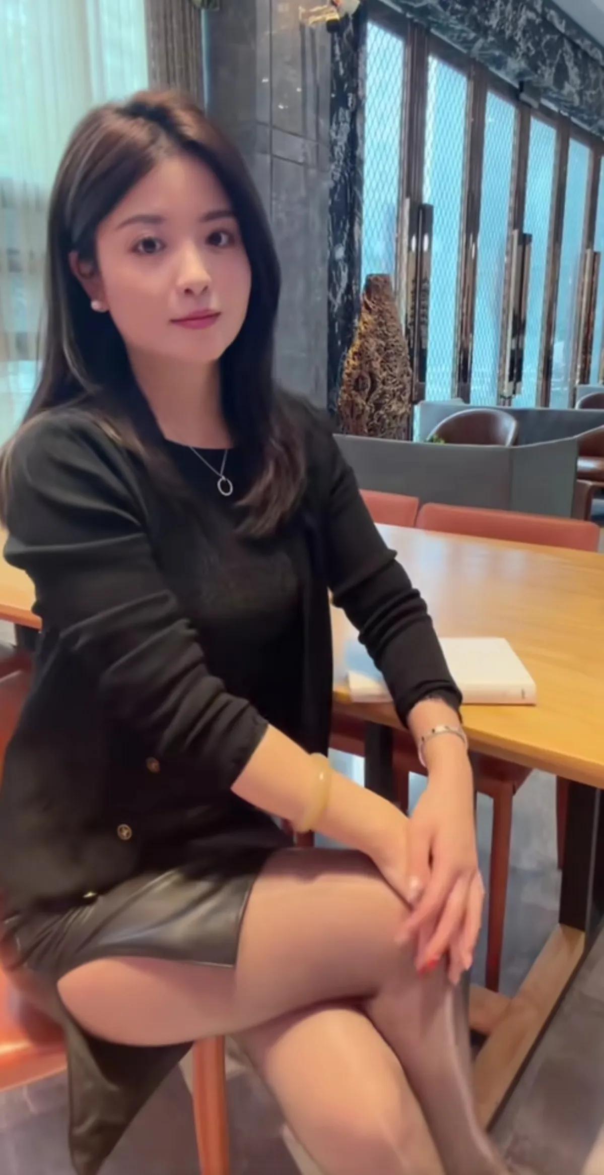 你的白月光还在吗？
没睡到的那个，叫白月光
不敢睡的那个，叫彼岸花
睡不够的那个