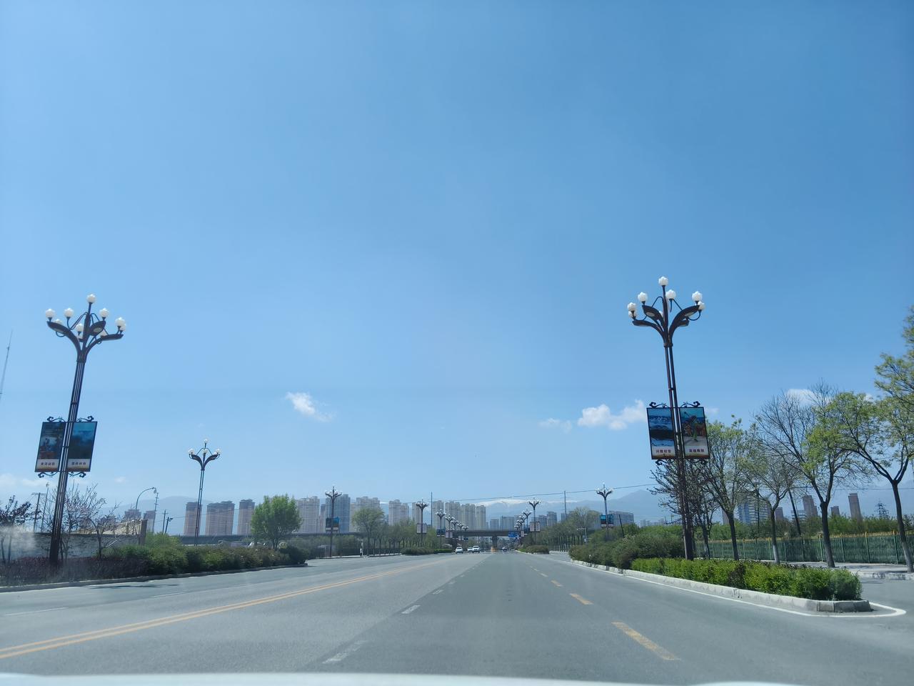 今天兰州的天气多云，最高温度22度，最低温度13度。
天空不是很蓝，但是拍到照片