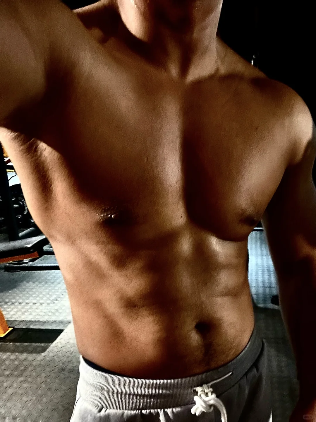 暴饮暴食，略显臃肿