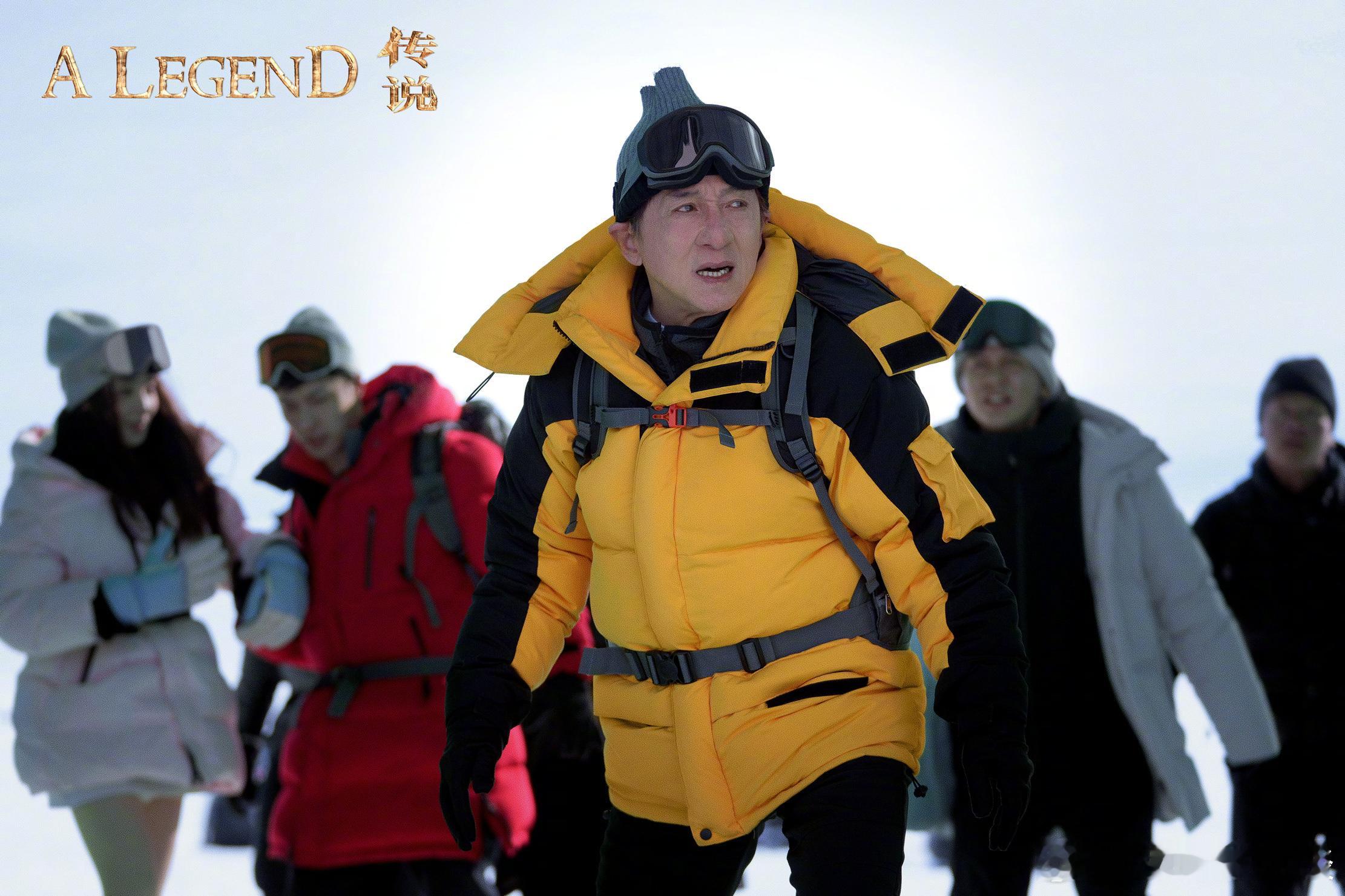 想起《传说》里成龙饰演的房教授到了片尾揭秘全名叫房仕龙，这是他在现实中的原名。由