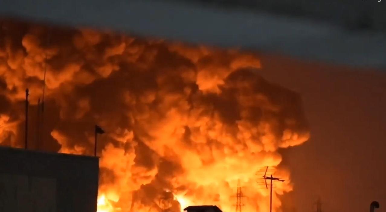 美国和以色列改变战术，重点打击民用设施，空袭了德黑兰西北部沙赫兰油库。石油大量渗