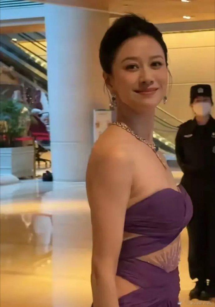 47 岁倪虹洁超敢穿！紫色抹胸礼服裙，勾勒曼妙身姿，尽显优雅风情，岁月从不败美人
