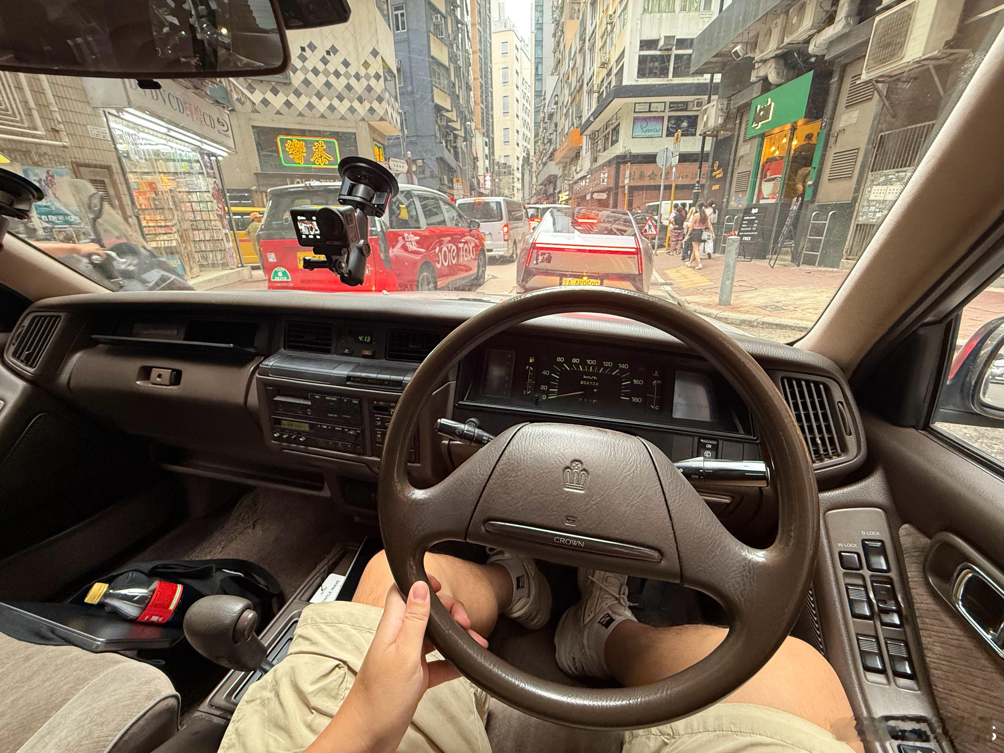 开住1991年的老爷车系中环塞车，就为了J哥去打包个饭！真系都好塞！ ​​​