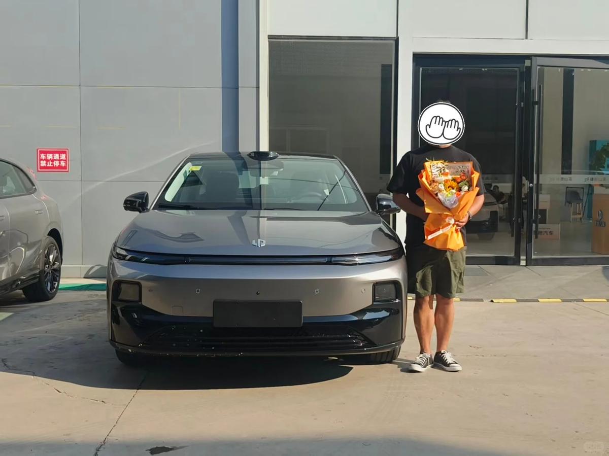 今日提车，当件事办✅️
终于！终于成为零跑B01车主！
我这个人选车挺挑的，光好