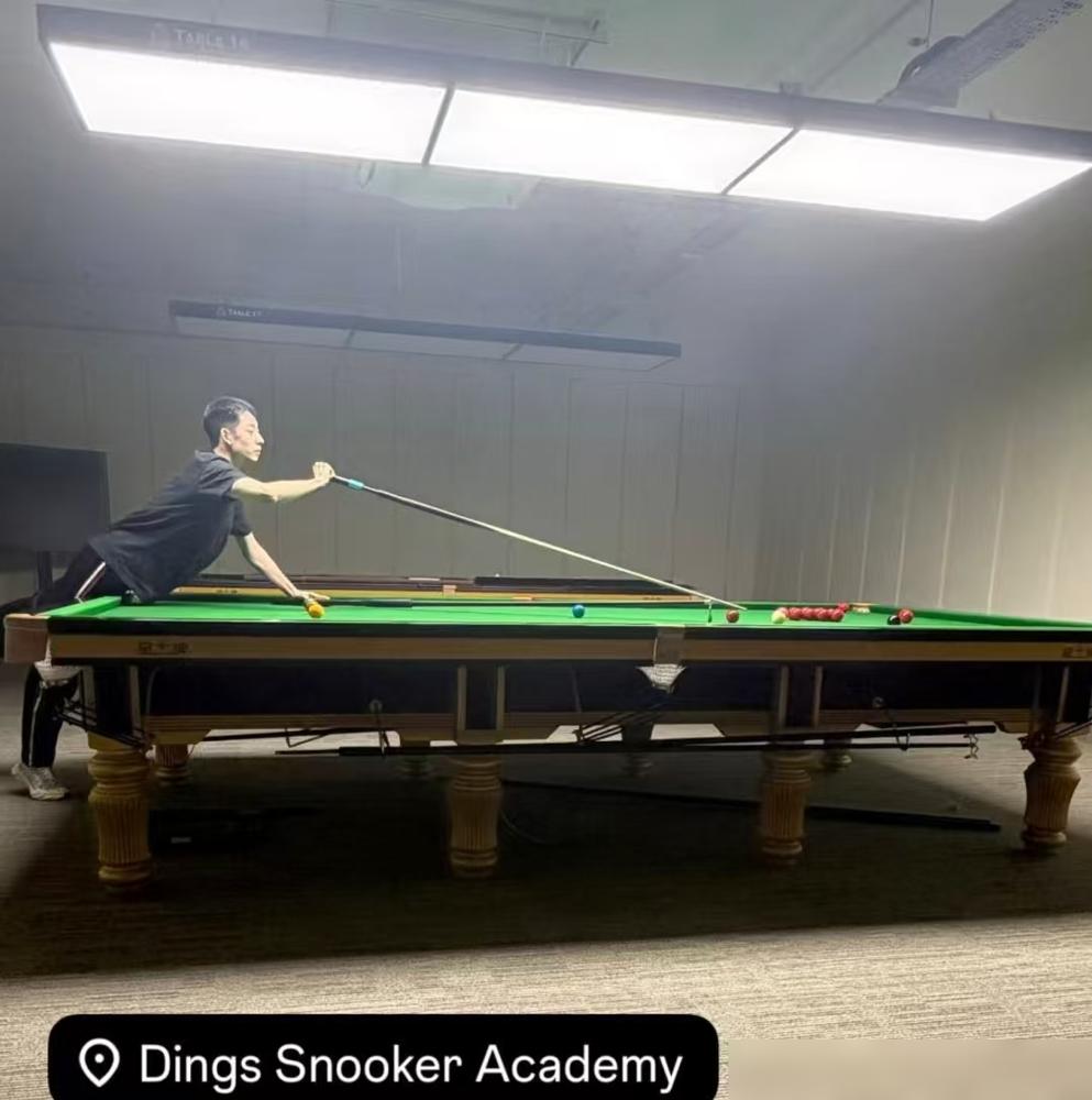 吴宜泽咔嚓一剪刀，剃了个板寸，他说忘不了去年世锦赛那颗要命的红球。
你记得吗？