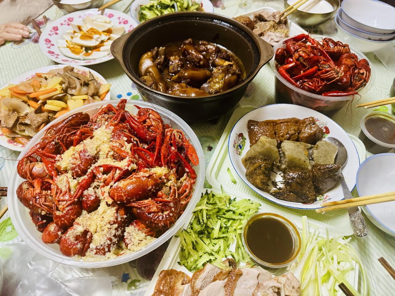南京今年的物价还是挺感人的，昨天端午节，菜价也还是平时那个价，没涨分毛。

端午