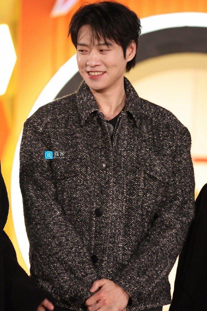 魏大勋一上红毯就开大红毯就是魏大勋的主场，西装长腿一出场，全场焦点自动锁定，气场