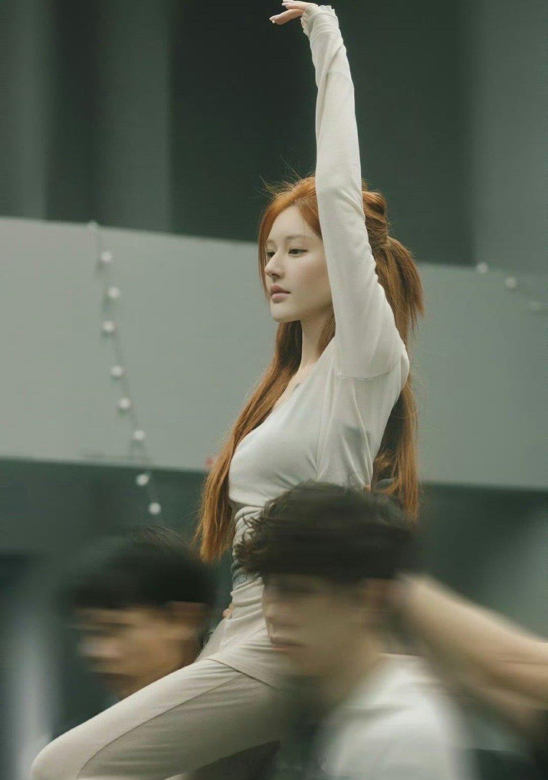 赵露思好明媚 看来露思换工作室大对特对别人笑她太疯癫 她笑别人看不穿