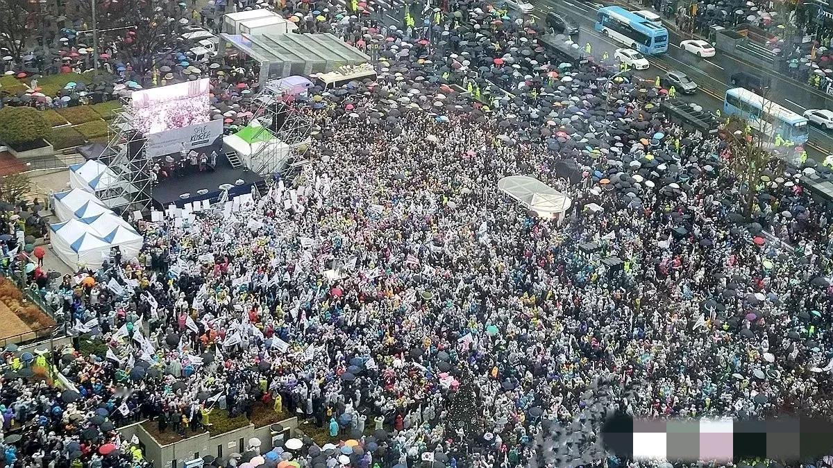 首尔icon时间2025年2月1日，尽管釜山icon下着大雨，但在釜山市中心仍举