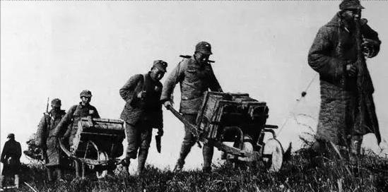 1937年10月，一支奉命前往淞沪战场支援的川军，拿着钱在南京的街头买胶鞋、吃卤