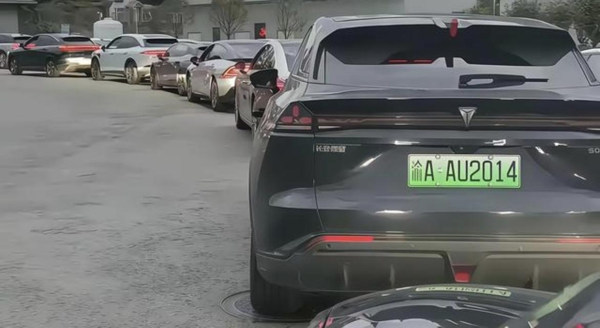国庆第一天，全国高速上跑着1680万辆新能源车，占车流27%。数字光鲜，可服务区