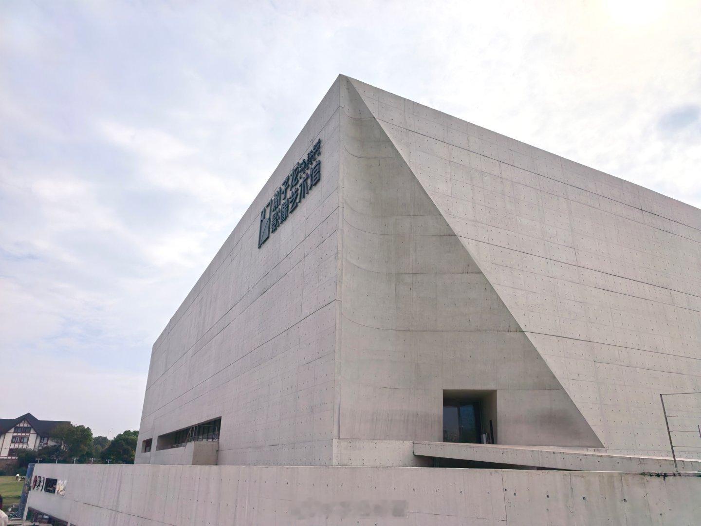 来逛谢子龙影像艺术馆、李自健美术馆与天鹅湖，好多黑🦢~李自健美术馆内的设施与展