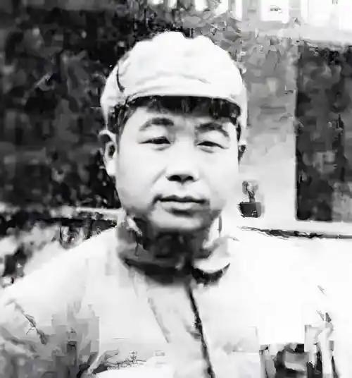 1947年，大别山深处，一个瘦弱的农村青年给解放军带路。

走着走着，他随口说了