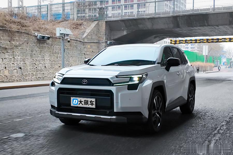 别奢求过高！2026款RAV4荣放2.5L双擎四驱版发动机最大功率136千瓦，前