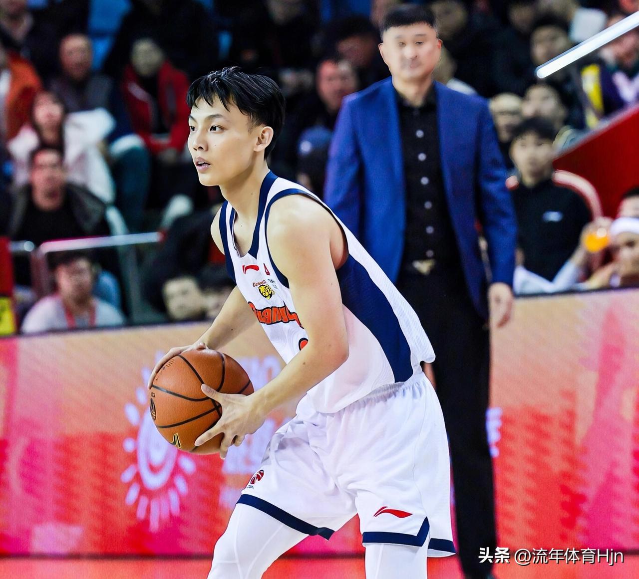 广东男篮狂胜对手48分，竟然有两名首发球员出战超过34分钟，这意欲何为啊？

徐