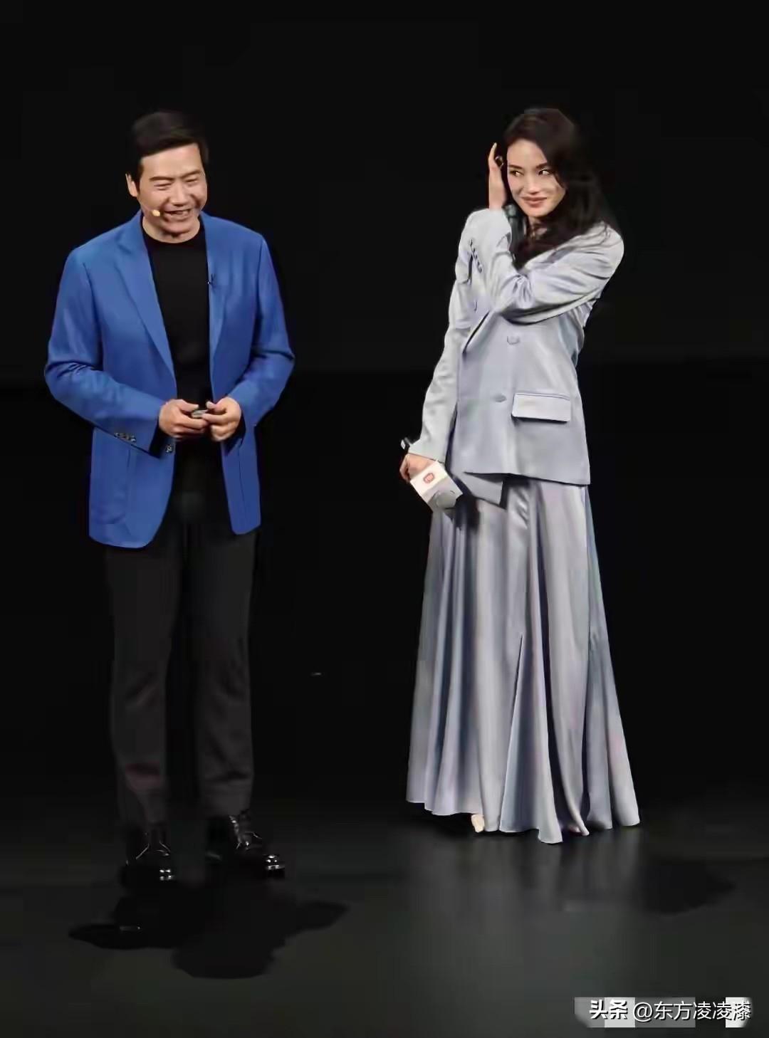 出名了可以跟舒淇站在一起，有钱了也可以跟舒淇站在一起，即出名又有钱，想跟谁站在一