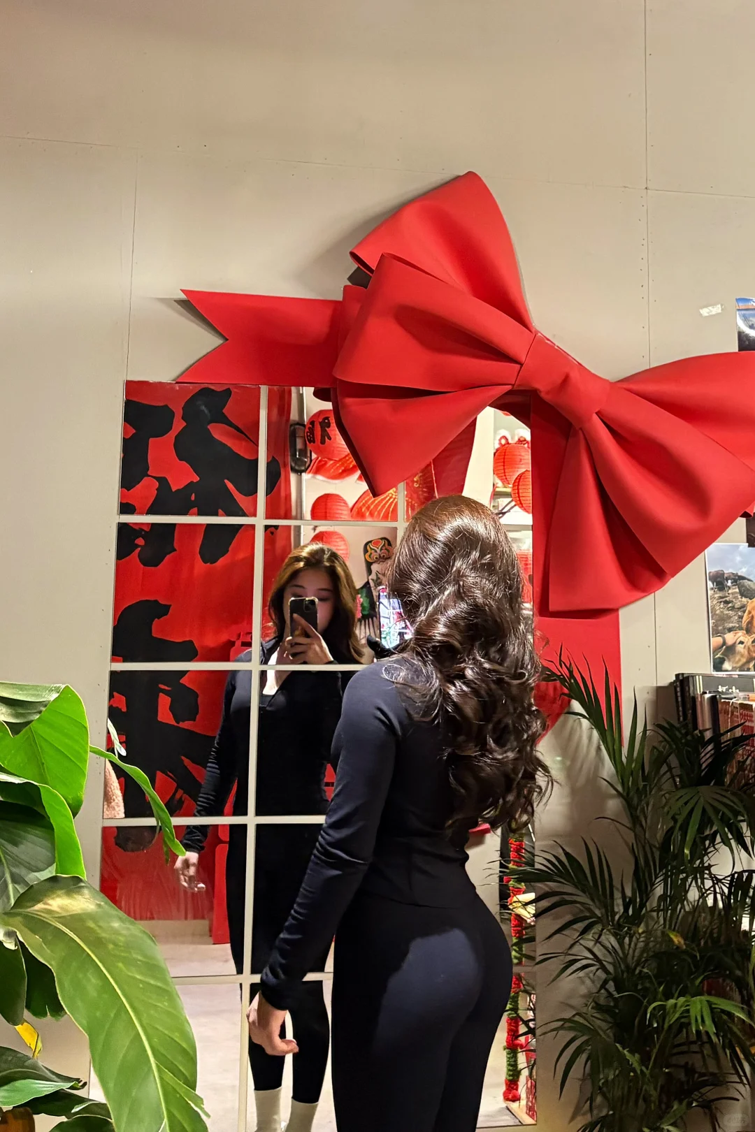 谁懂啊 刚练完臀 出去喝个咖啡 就被偷拍了 结果还挺好看