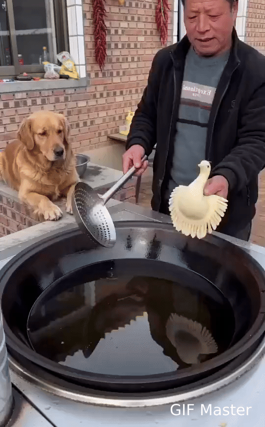 民间大爷展示神​级厨艺，整鱼下锅炸成孔​雀开​屏，惊呆不少围观网友，不少从业​多